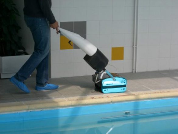 Cleaning Pool Tiles - Rotowash